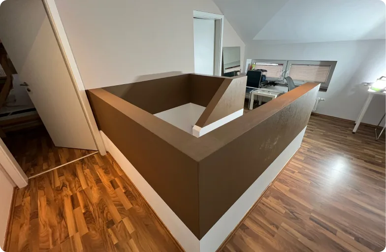 Empfangstresen und Boden in Holzoptik