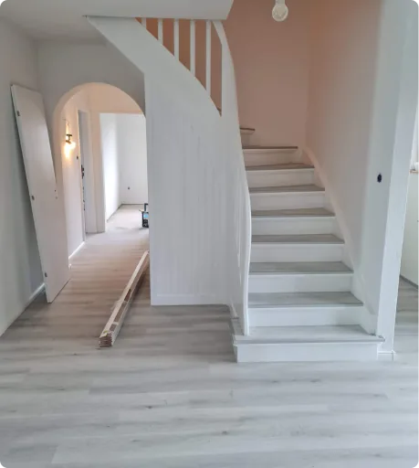 Renoviertes Treppenhaus mit weißer Treppe