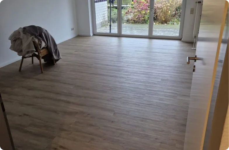 Wohnraum mit neuem Boden in Holzoptik