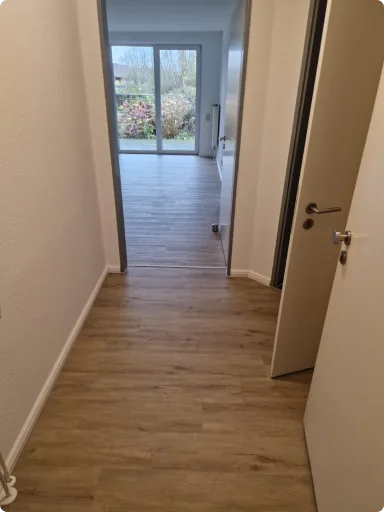 Flur mit neu verlegtem Boden in Holzoptik