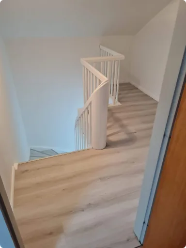 Treppenaufgang mit neuem Boden in Holzoptik