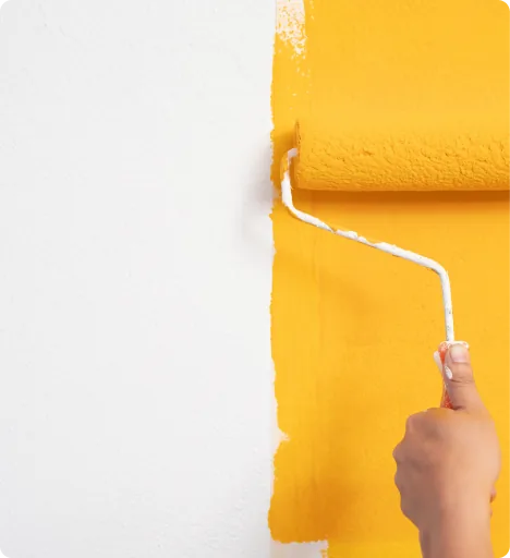 Wand wird mit gelber Farbe gestrichen