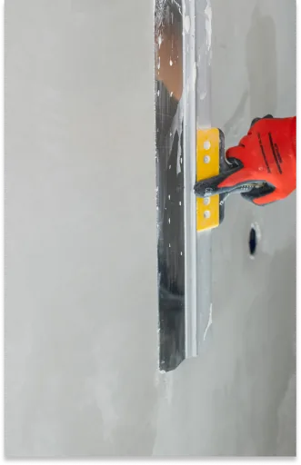 Spachtelarbeiten an einer Wand