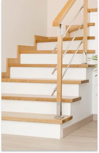 Renovierte Treppe mit Holzstufen und weißen Setzstufen